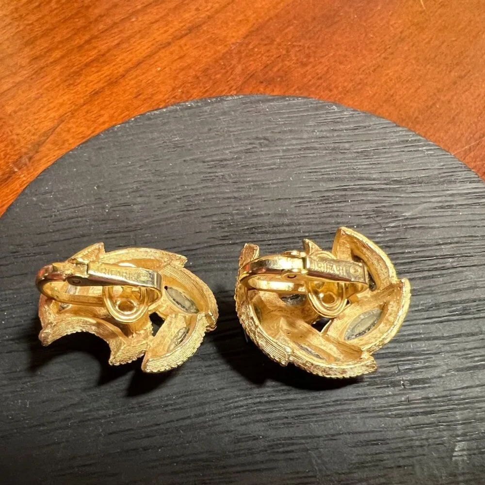 Vintage Crown Trifari Goldtone Clip Earrings, Black Glass Details - Picture 6 of 7